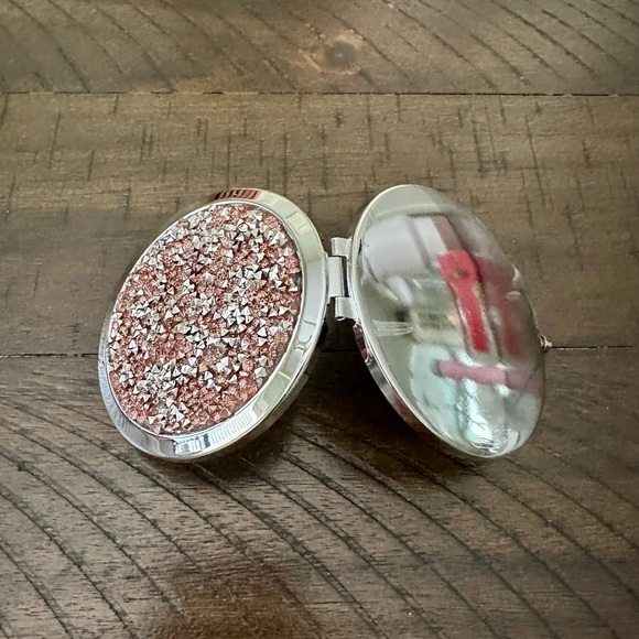 NEW!! Glam Compact Mirror - Picture 7 of 13